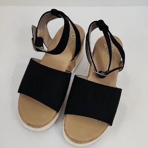 Yoki Black and Tan Women's Sandals, size 7